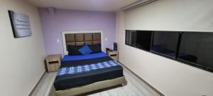 Postel nebo postele na pokoji v ubytování Blue House Corferias