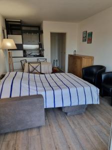 Una cocina o cocineta en Face au port - Vue mer - Jardin - Wifi - Ménage - 4 pers
