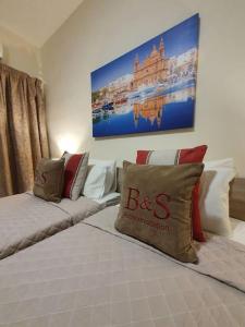 Een bed of bedden in een kamer bij B&S Accommodation Solitary Duplex Maisonette