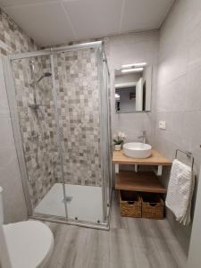 y baño con ducha y lavamanos. en Apartamento La Zarzamora-Patio privado, en Jerez de la Frontera