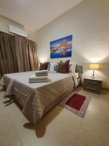 een slaapkamer met een groot bed in een kamer bij B&S Accommodation Solitary Duplex Maisonette in Żejtun