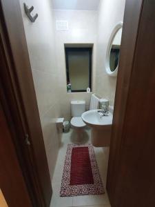 een badkamer met een wit toilet en een wastafel bij B&S Accommodation Solitary Duplex Maisonette in Żejtun