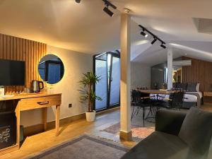 ein Wohnzimmer mit einem Sofa und einem Tisch in der Unterkunft KA Hotel & Suites in Istanbul