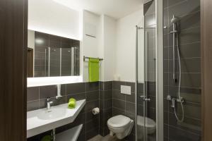 Koupelna v ubytování CityApart Hotel + 16 fotografií