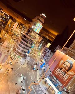 una vista aérea de una calle de la ciudad por la noche en Studio Plaza Mayor La Latina AC Balcón Ascensor, en Madrid