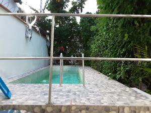 a small swimming pool next to a building at Albergue Flor do Caribe in Parintins