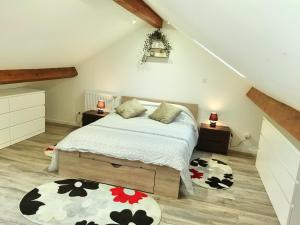 Кровать или кровати в номере Maisonnette proche de Lyon
