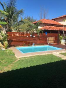 - une piscine dans une cour à côté d'une maison dans l'établissement Casa Azul, Long Beach Unamar Cabo Frio, à Tamoios