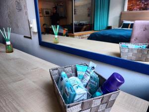 - un panier de brosses à dents et de dentifrice sur une table dans la chambre dans l'établissement KIZZ Apartment, à Sarajevo