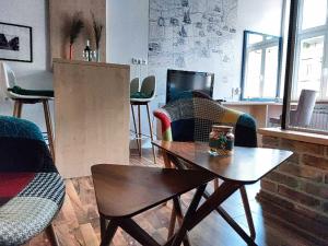 - un salon avec une table basse et des chaises dans l'établissement KIZZ Apartment, à Sarajevo