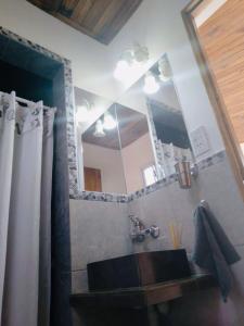 La salle de bains est pourvue d'un lavabo et d'un miroir. dans l'établissement Primero de Abril, à Villa General Belgrano