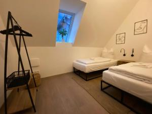Habitación pequeña con 2 camas y ventana en OASIS: Close to Munich - 4 Bedrooms - Kitchen, en Dachau