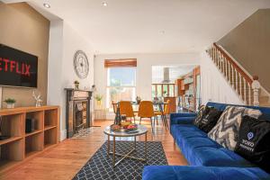 a living room with a blue couch and a table at Thrift House - Central Location - Free Parking, Pool Table, Fast Wifi, Smart TV with Fast Wifi by Yoko Property in Northampton