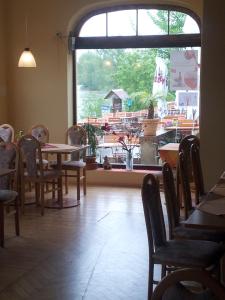 comedor con mesa, sillas y ventana en Gasthof Alter Felsenkeller, en Naumburg