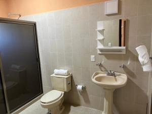 uma casa de banho com um WC, um lavatório e um chuveiro em Bliss Apartments Holbox em Holbox