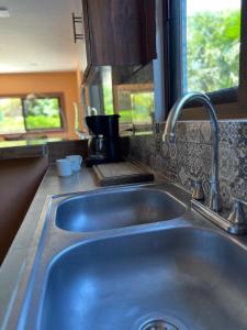 um lavatório de cozinha numa cozinha com uma janela em Bliss Apartments Holbox em Holbox