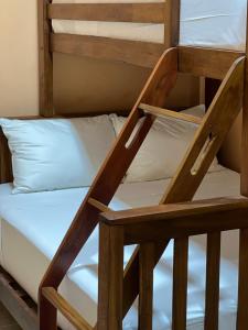 Una escalera para una litera en una habitación en Bliss Apartments Holbox, en Isla Holbox