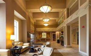 duży salon z kanapą i krzesłami w obiekcie Hollywood Casino Bangor w mieście Bangor