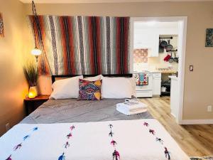 um quarto com uma cama grande e uma cabeceira colorida em Talavera em Salem