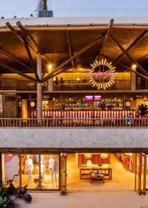 un edificio con un reloj en el medio. en Café Jeri Hotel en Jericoacoara