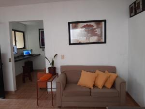 salon z kanapą i zdjęciem na ścianie w obiekcie Casa Vista Hermosa w mieście Vista Hermosa