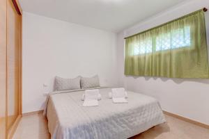 1 dormitorio blanco con 1 cama con 2 almohadas en SELF Check-in Duplex in San Juan with 2 bedrooms en Guía de Isora