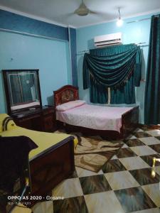 a bedroom with two twin beds and a window at الضيافة in Shakshuk