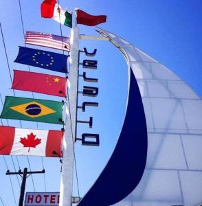 een bord met vlaggen aan de zijkant van een vlieger bij Hotel Velario in Tijuana
