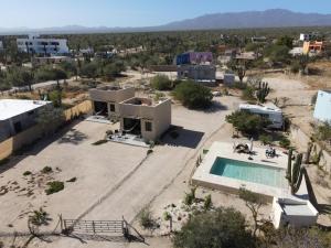 una vista aérea de una casa y una piscina en Desert Wind, en La Ventana