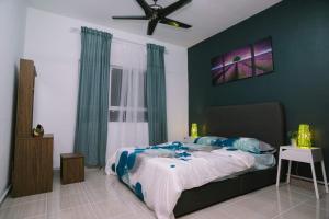 - une chambre avec un lit et un ventilateur de plafond dans l'établissement CASA ZUNAIRA, à Kuala Terengganu