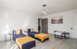 Ένα ή περισσότερα κρεβάτια σε δωμάτιο στο Gorgeous Apartment In Lubiatowo