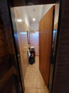 un pasillo que conduce a un baño con puerta en Cabaña Olga en Santa Rosa