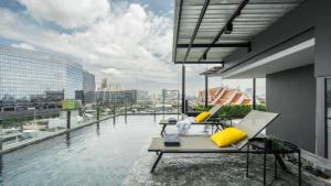 曼谷的住宿－Seekers Finders Rama IV Hotel SureStay Collection by BW，享有大楼水景的阳台
