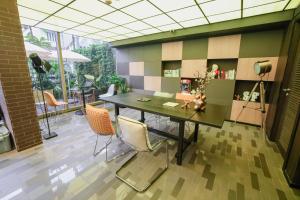 Posezení v ubytování Seekers Finders Rama IV Hotel SureStay Collection by BW