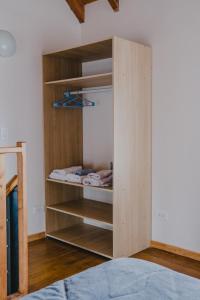 1 dormitorio con armario de madera y cama en KUPAL en Esquel