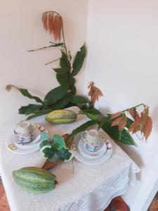 una mesa con dos tazas y pepinos. en Cocoa Cabana en Scarborough