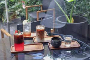 Nápoje v ubytování Seekers Finders Rama IV Hotel SureStay Collection by BW