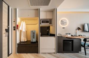 Kuchyň nebo kuchyňský kout v ubytování Seekers Finders Rama IV Hotel SureStay Collection by BW