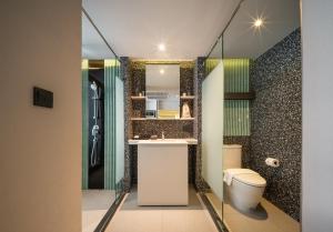 Koupelna v ubytování Seekers Finders Rama IV Hotel SureStay Collection by BW