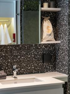 Koupelna v ubytování Seekers Finders Rama IV Hotel SureStay Collection by BW