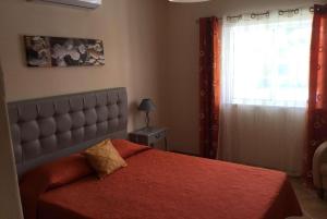 PatrovesにあるGracaのベッドルーム1室(赤毛布、窓付)