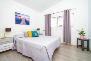 Cama o camas de una habitación en Nice villa in Puerto del Carmen w-