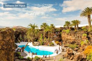 プエルト・デル・カルメンにあるNice villa in Puerto del Carmen w-のフラミンゴス・デル・アユラ・リゾートのプールの景色を望めます。