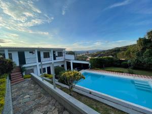 een afbeelding van een huis met een zwembad bij Quinta Baroe in Guaduas