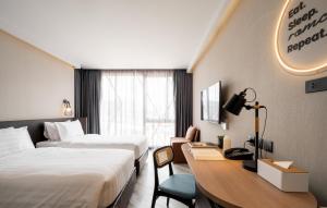 Postel nebo postele na pokoji v ubytování Seekers Finders Rama IV Hotel SureStay Collection by BW + 37 fotografií