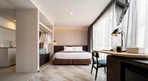 Postel nebo postele na pokoji v ubytování Seekers Finders Rama IV Hotel SureStay Collection by BW