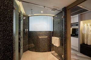 Koupelna v ubytování Seekers Finders Rama IV Hotel SureStay Collection by BW