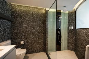 Koupelna v ubytování Seekers Finders Rama IV Hotel SureStay Collection by BW