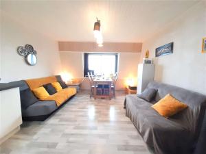 Posedenie v ubytovaní Chalet cosy 4 pers à 800m des pistes - TV, kitchenette équipée, navette gratuite vacances. - FR-1-457-308