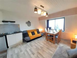 Kuchyňa alebo kuchynka v ubytovaní Chalet cosy 4 pers à 800m des pistes - TV, kitchenette équipée, navette gratuite vacances. - FR-1-457-308 + 4 fotografie